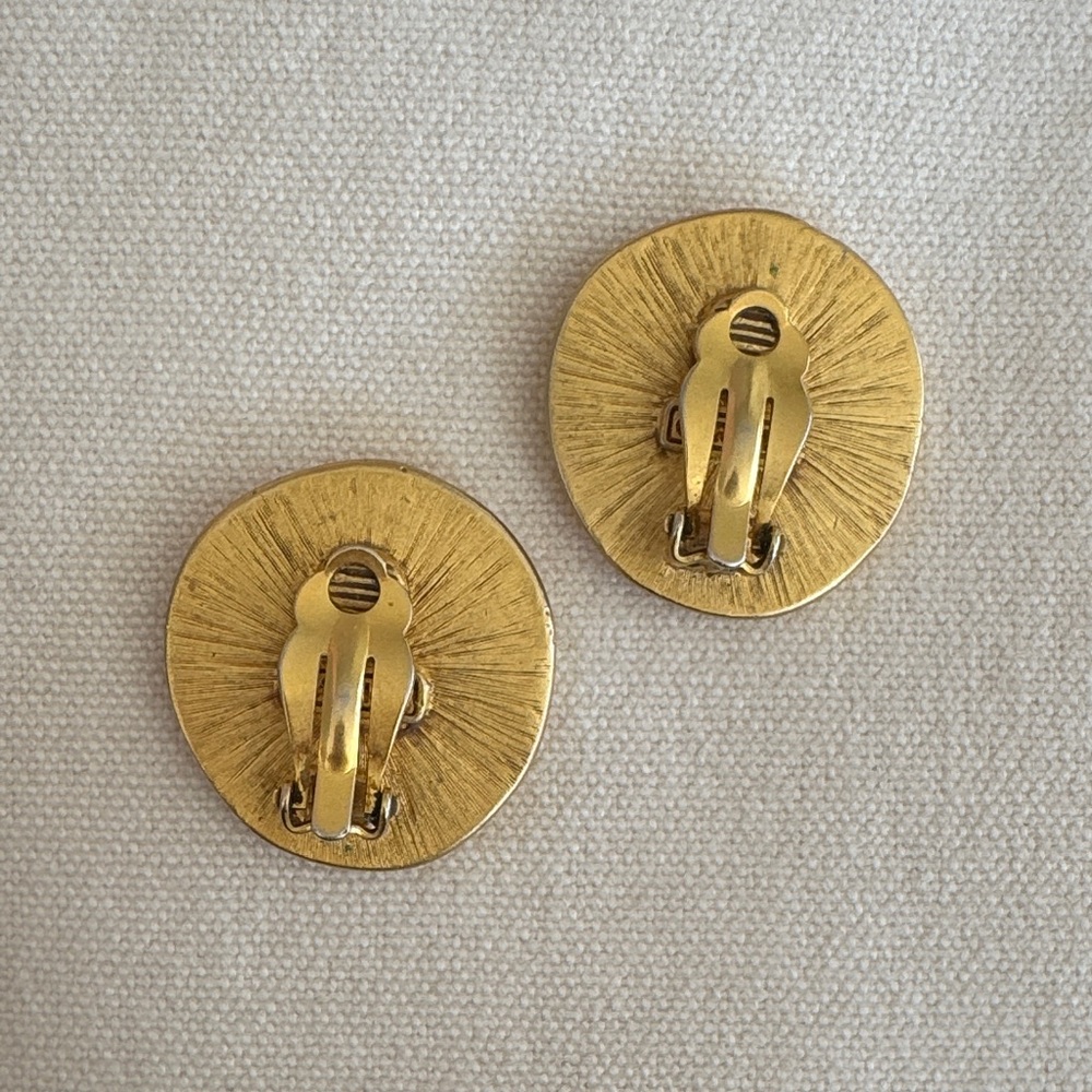 Vintage Carlisle Coin-Style Gold Tone Clip-On Earrings - Picture 4 of 5